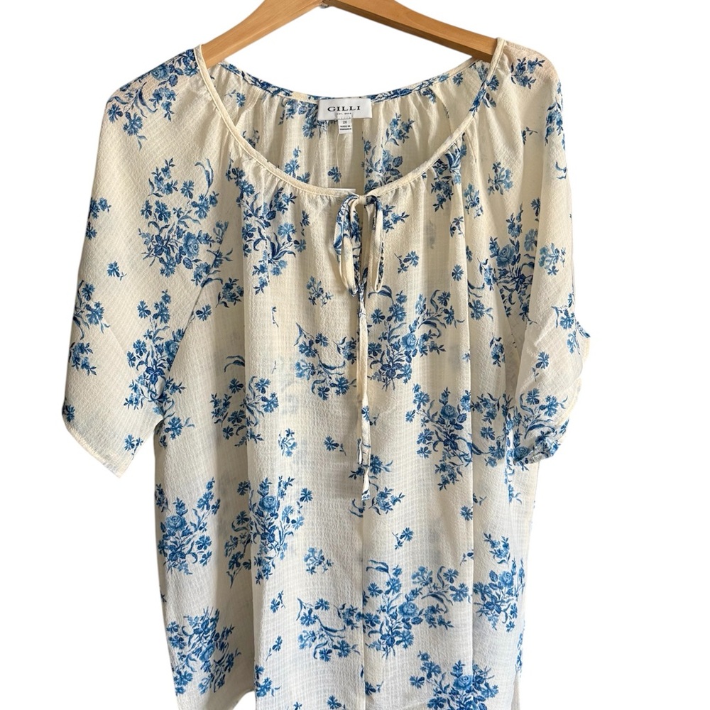 Gilli Beautiful White and Blue Floral Blouse